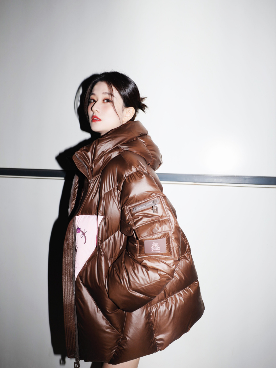 冰火两重天式羽绒穿搭 欣新年街拍照 乔欣这一年在造型, 时尚方面的