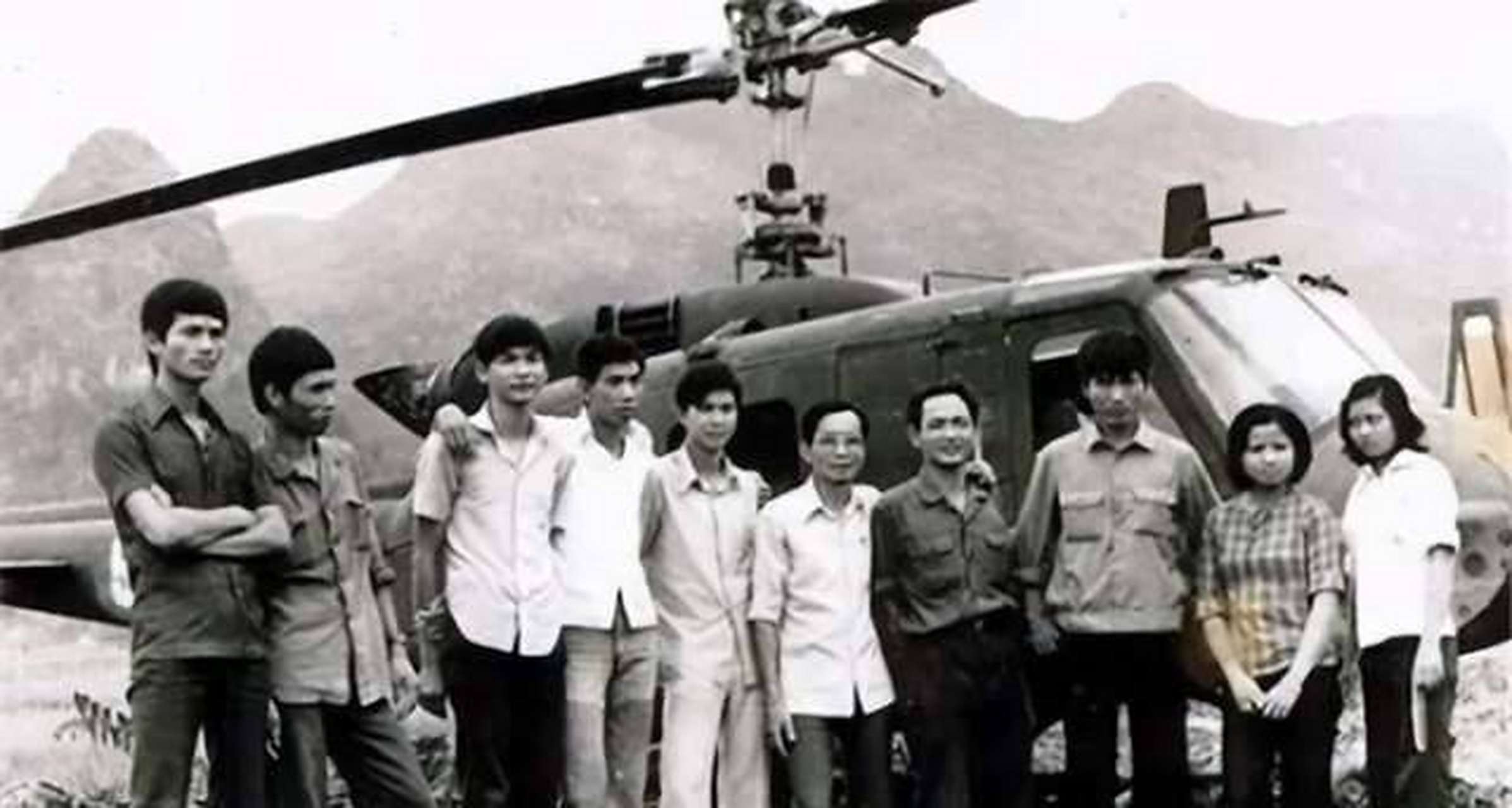 越南空军上尉乔清陆携9人驾机投诚中国.