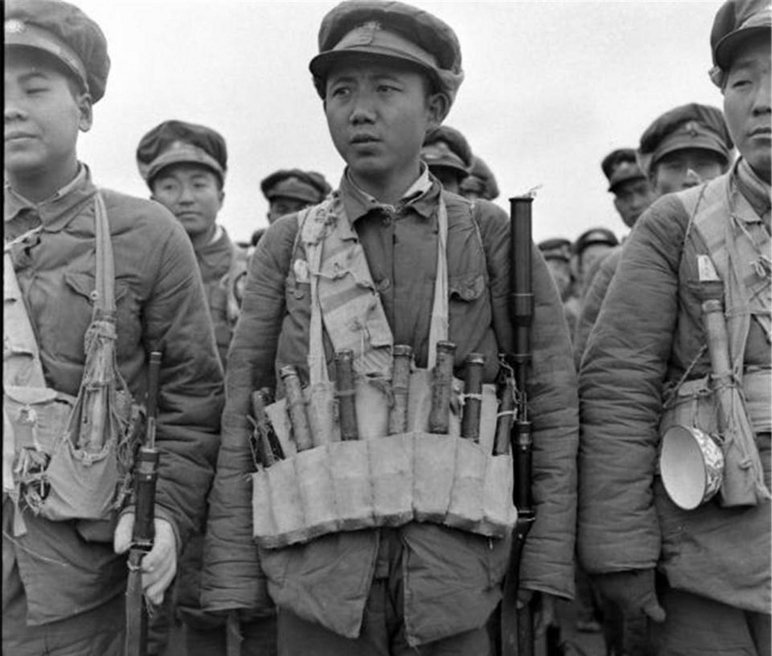 他身穿褪色的军装,脚穿旧草鞋,让人感受到抗战时期川军士兵的艰苦生活