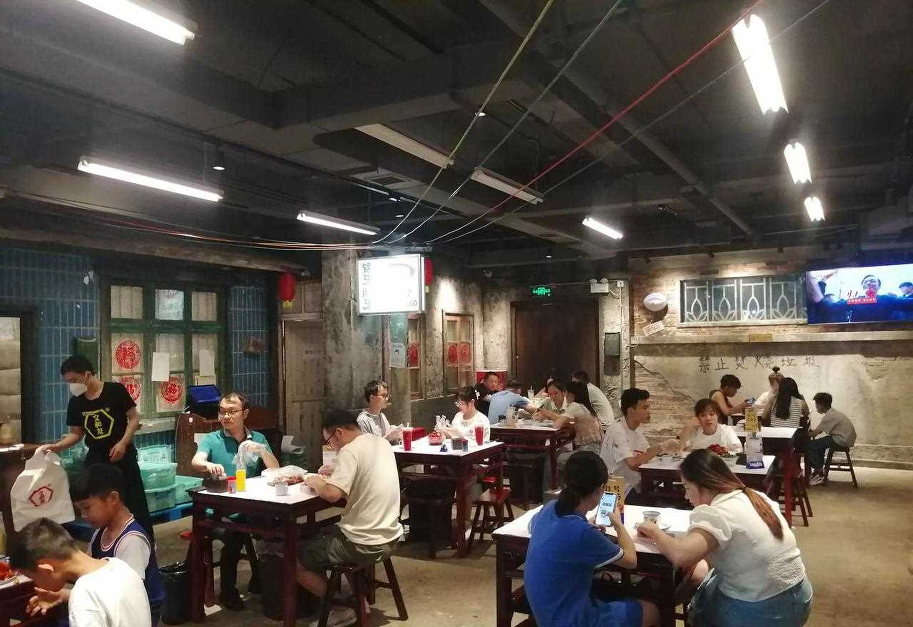 走进南宁内街的文和友,就像是穿越了一样,眼前的一切都那么熟悉,又