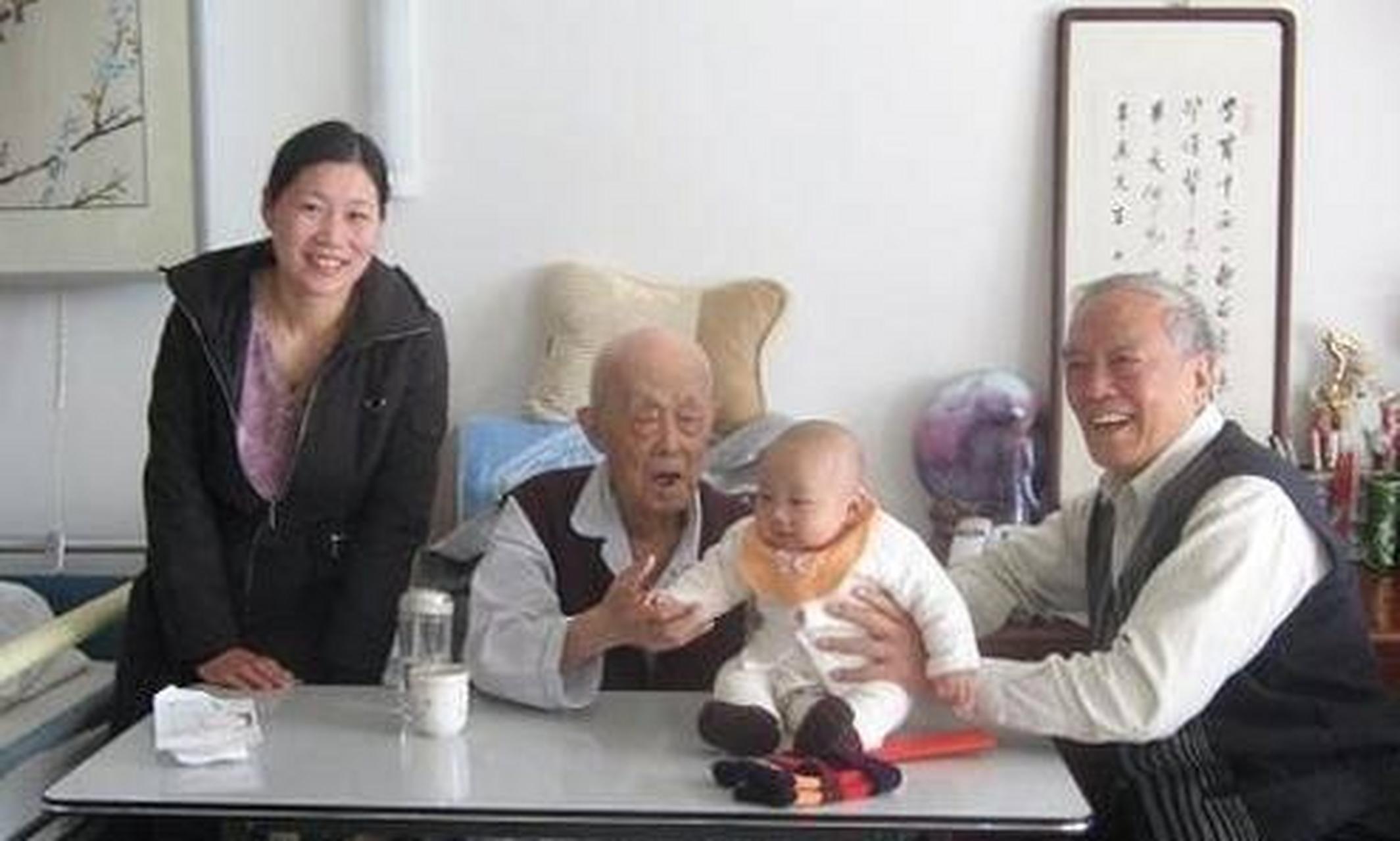 2007年,70岁的季承抱着刚出生的儿子来到父亲家里,一进门就跪倒在90岁