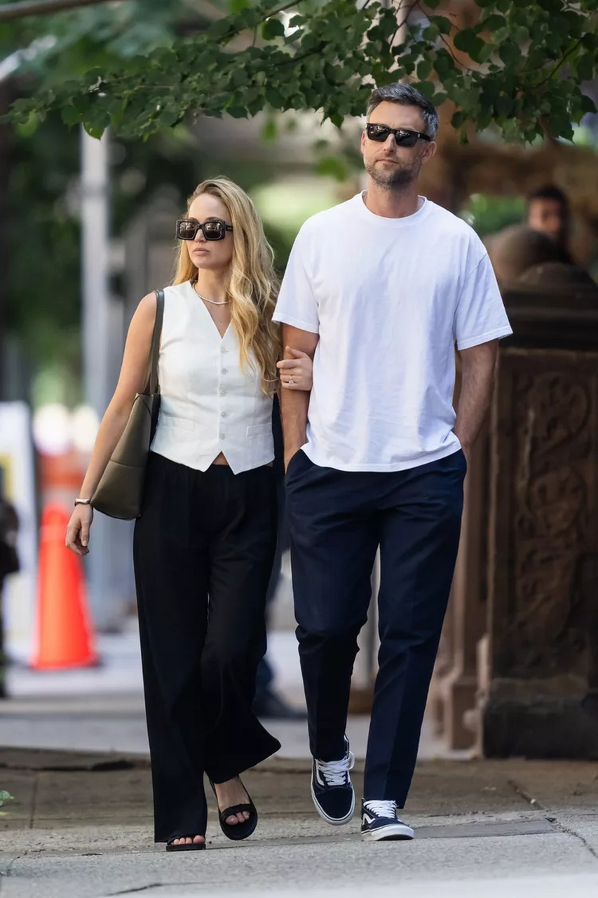 日常约会和老公库克·马罗尼共同穿情侣装大秀恩爱,猝不及防给大家"喂