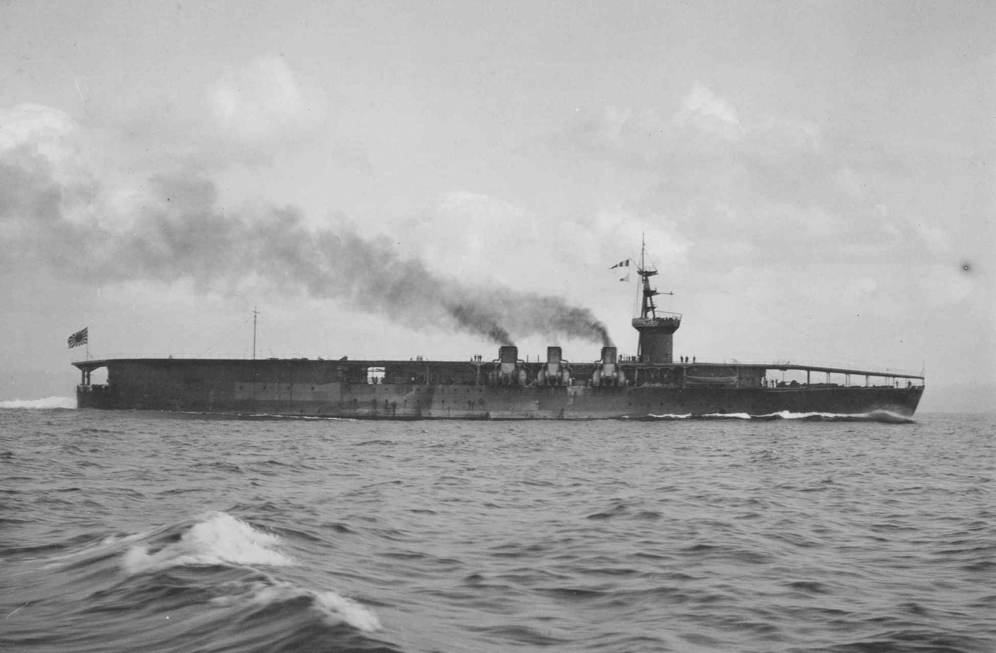 这张侧面拍摄的照片,展现了凤翔号较少为人注意的细节:该舰在完工时