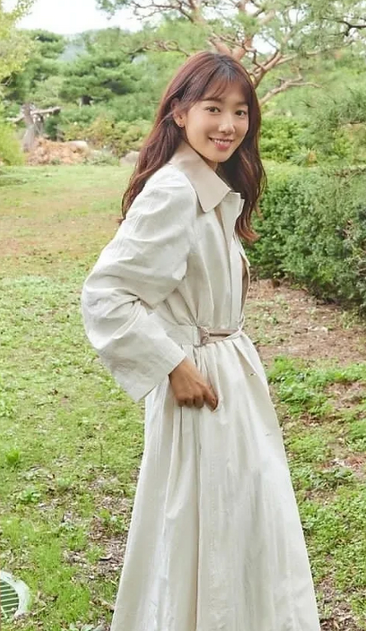 4月,演员朴信惠在自己的instagram上上传了多张照片.