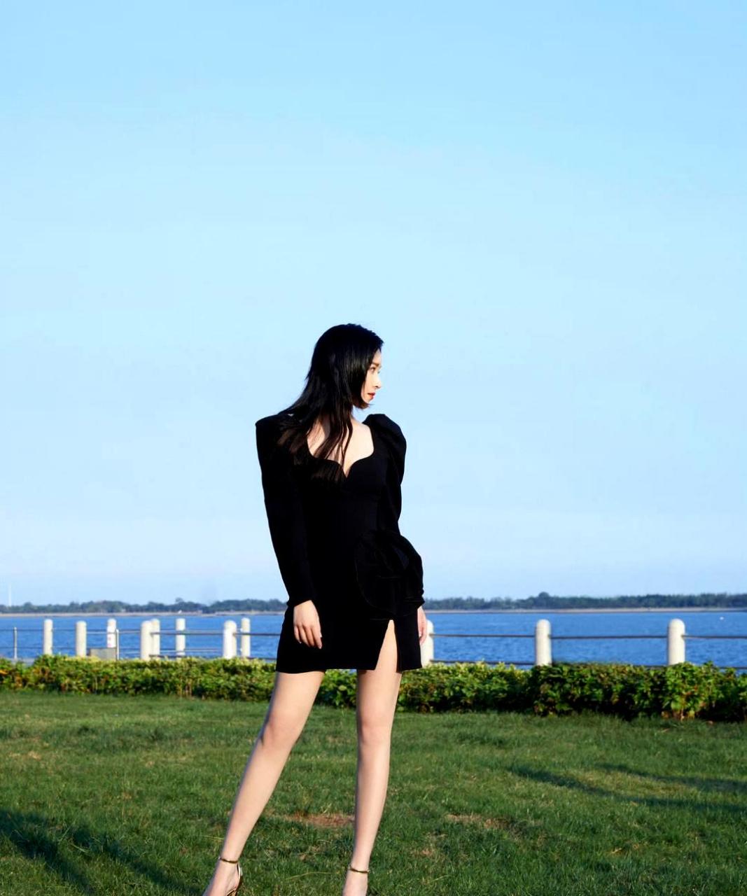 阚清子身材高挑,穿着高跟凉鞋展现出修长美腿.