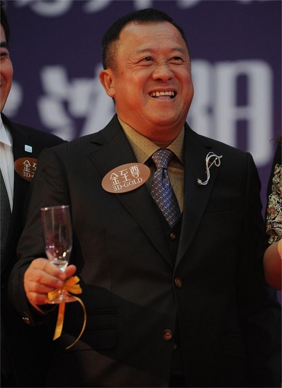 果然,曾志伟对黄渤说:"是你让我知道,原来长得丑也能在舞台上唱歌.