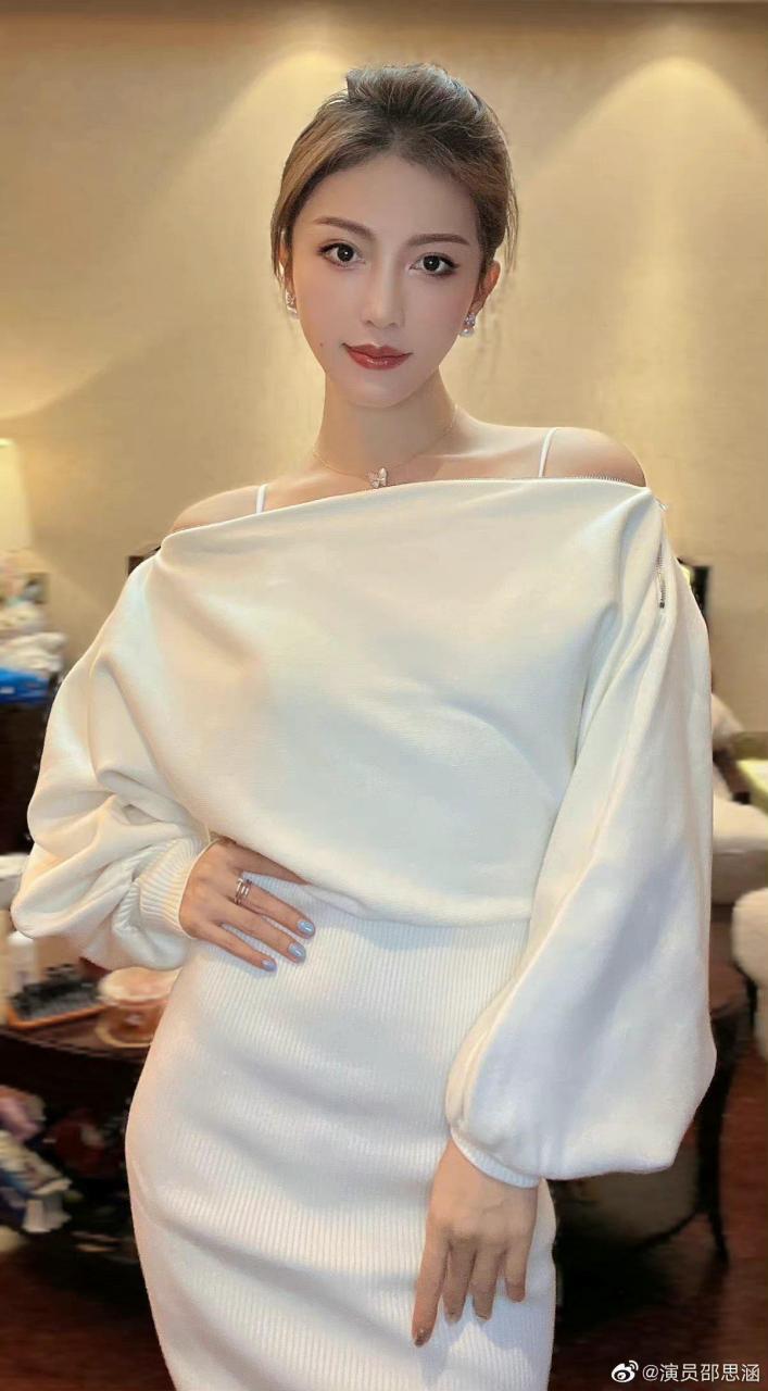 演员邵思涵   #动态创作月##全民征文##初秋九月,请你发文##美女街拍