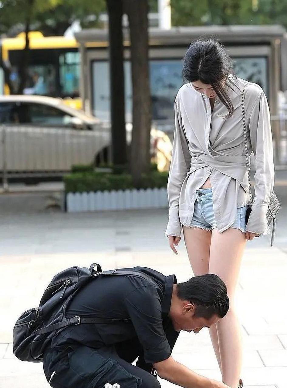 你会给老婆或者女朋友在大街上系鞋带吗? #搞笑趣味图