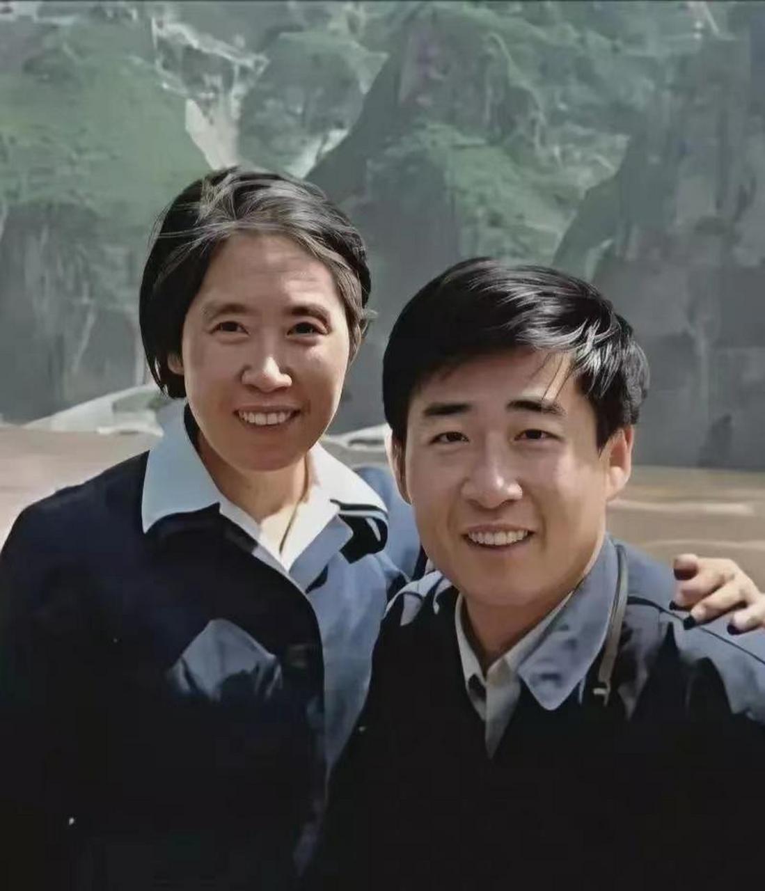 1979年,28岁的刘源与母亲在乘船游览三峡时的合影!