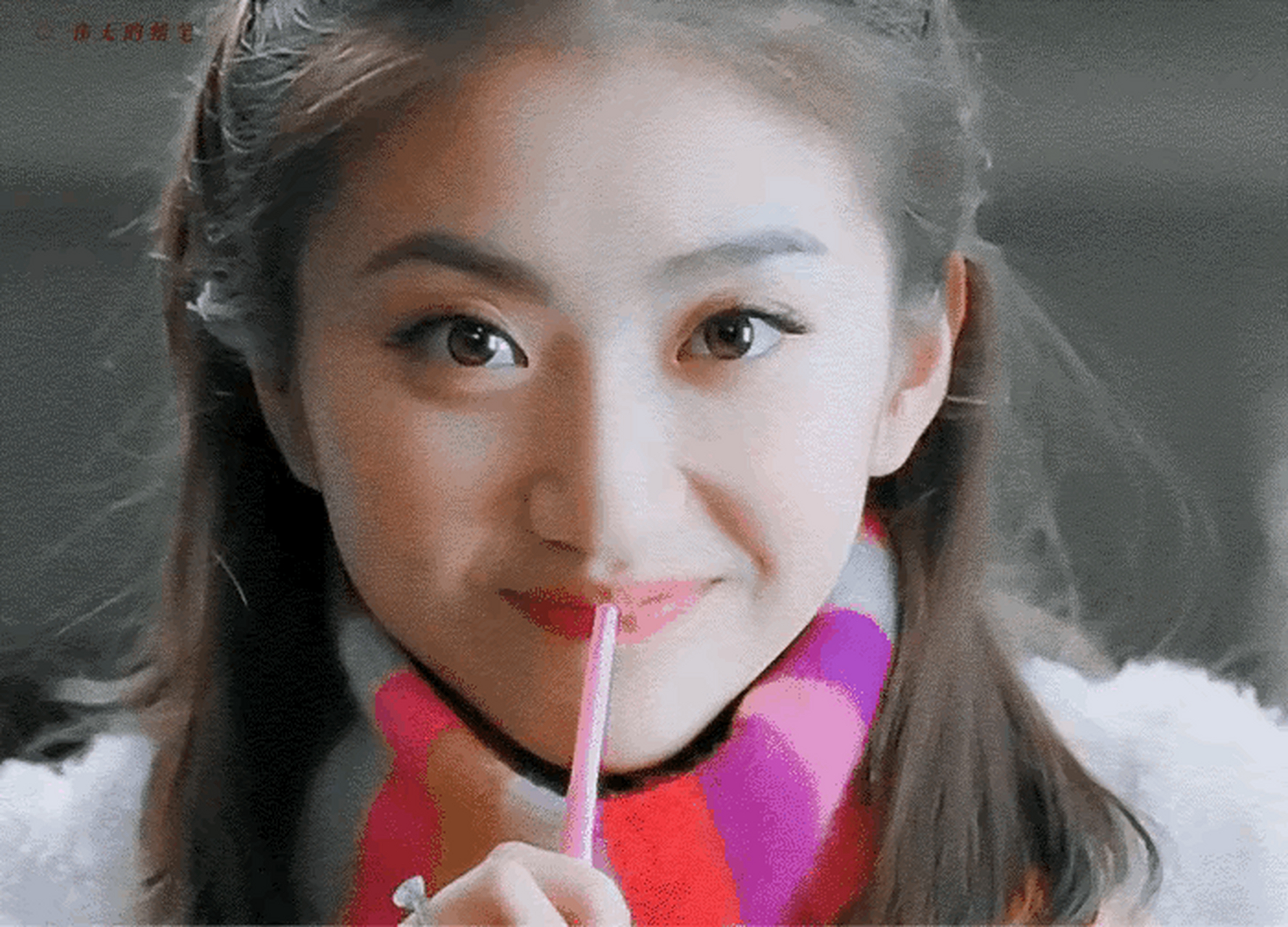 景甜16岁从北京舞蹈学院退学后,路征把她送进了北京电影学院,和郑爽