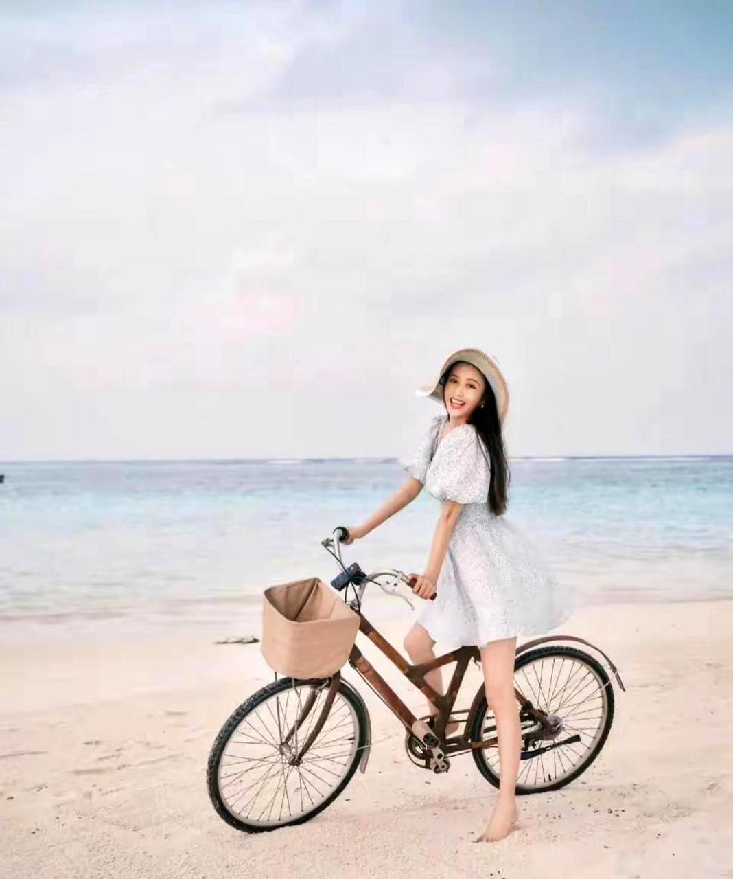 佟丽娅穿着泡泡袖连衣裙骑自行车度假,时尚俏皮,让人感到无比惬意.