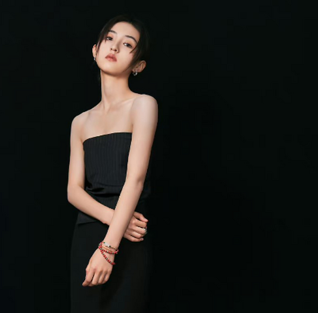 【一字肩变深v,张子枫再穿黑色礼服】 2023华表奖颁奖礼上,张子枫穿着