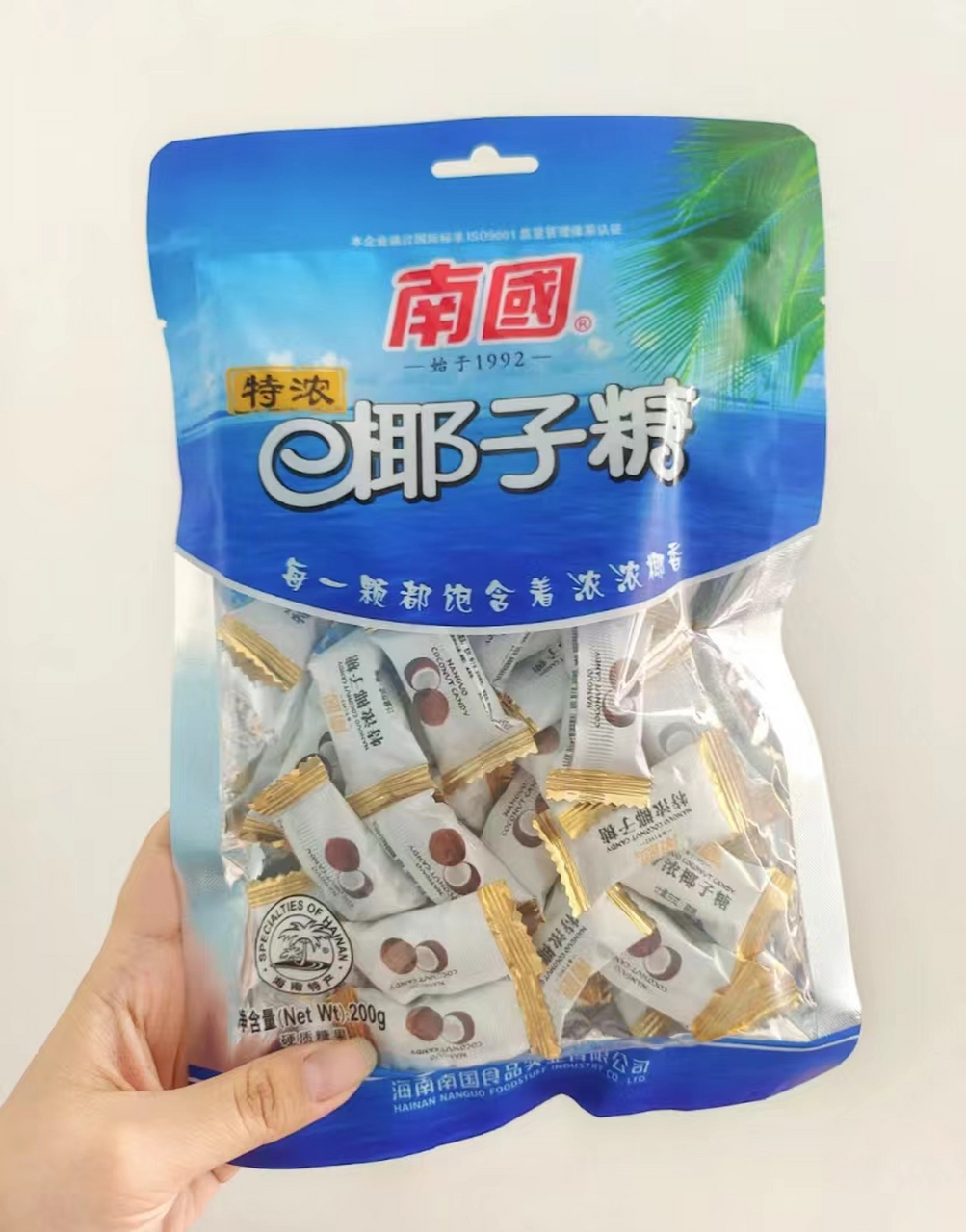 而在众多品牌的椰子糖中,小编最常买的就是这款南国海南椰子糖,它真的