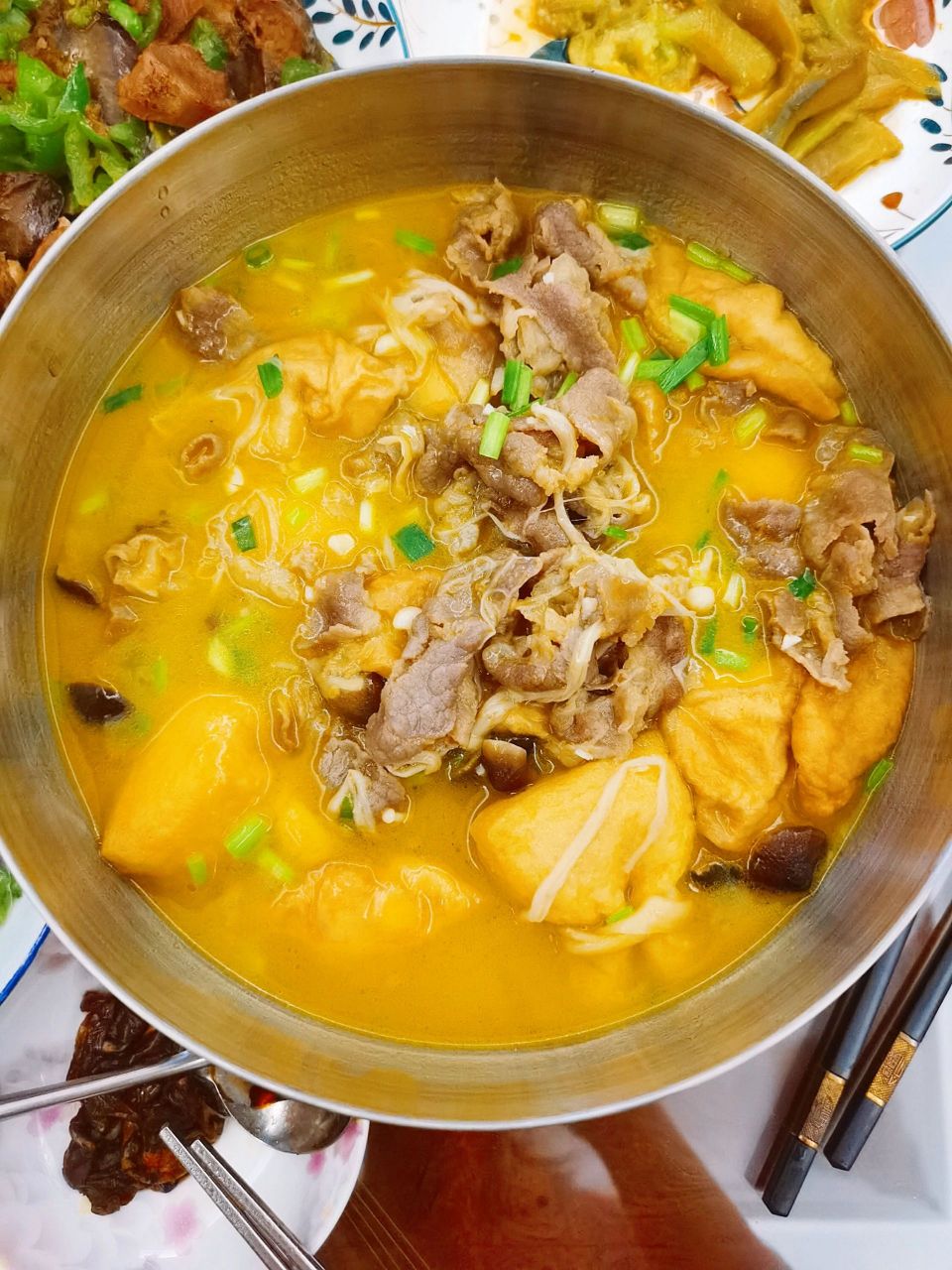 巨下饭～快手金汤肥牛里面真的放什么都好吃 之前吃火锅剩了一袋肥牛