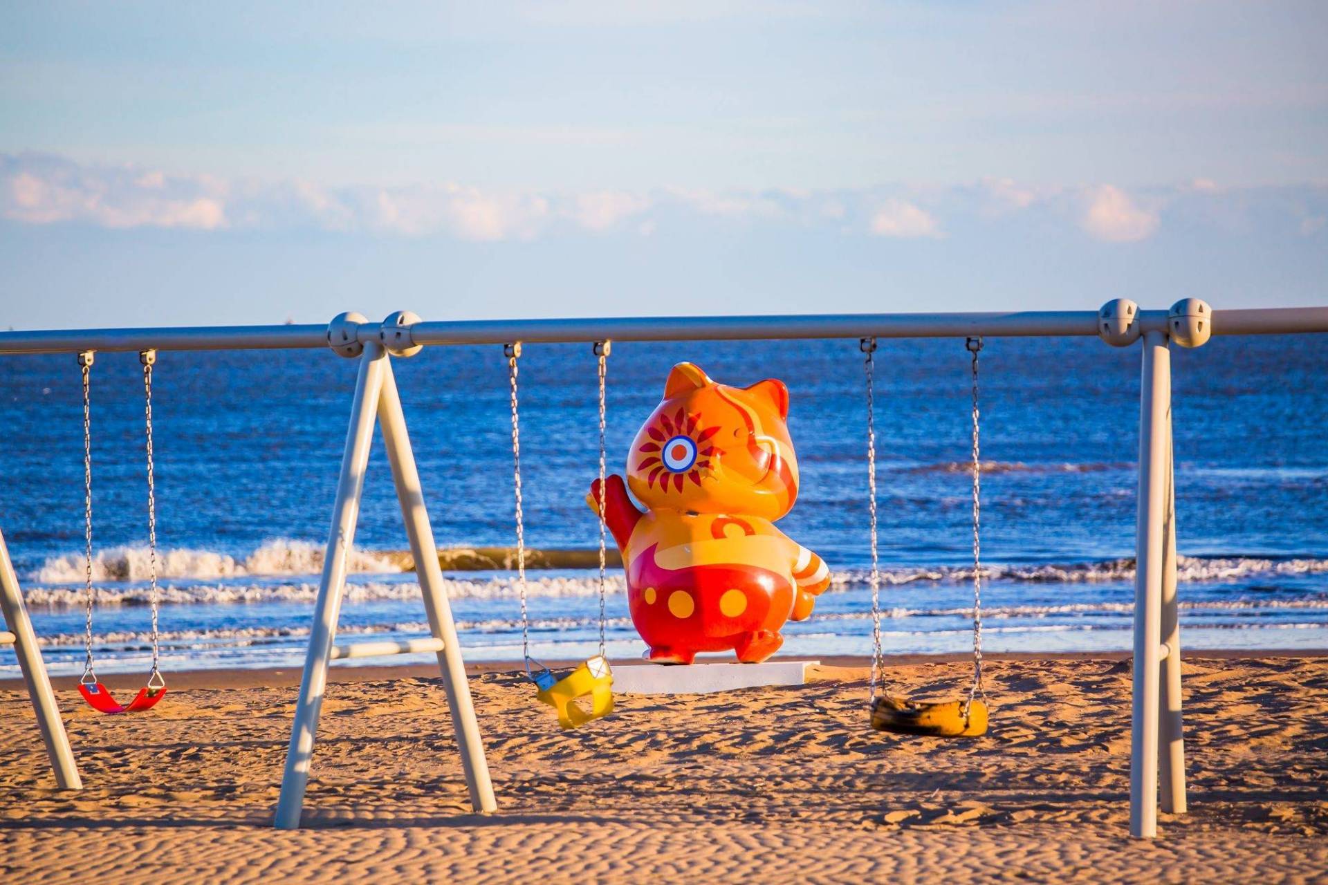 秦皇岛的蔚蓝海岸是一处宝藏打卡地,让人感受冬季北方大海的浪漫.