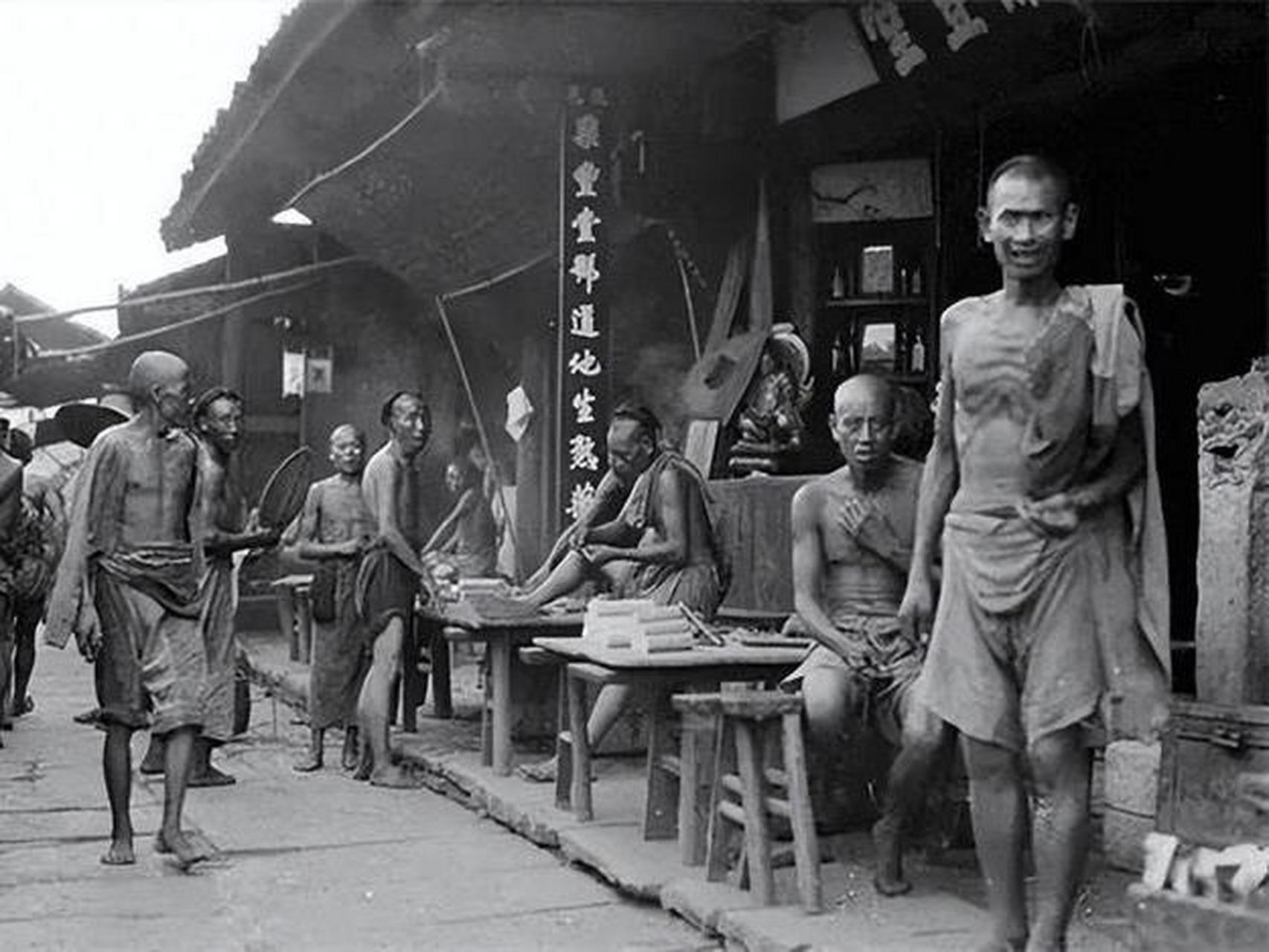 历史老照片,清朝末期在等活干的劳动力,个个都是瘦骨嶙峋的