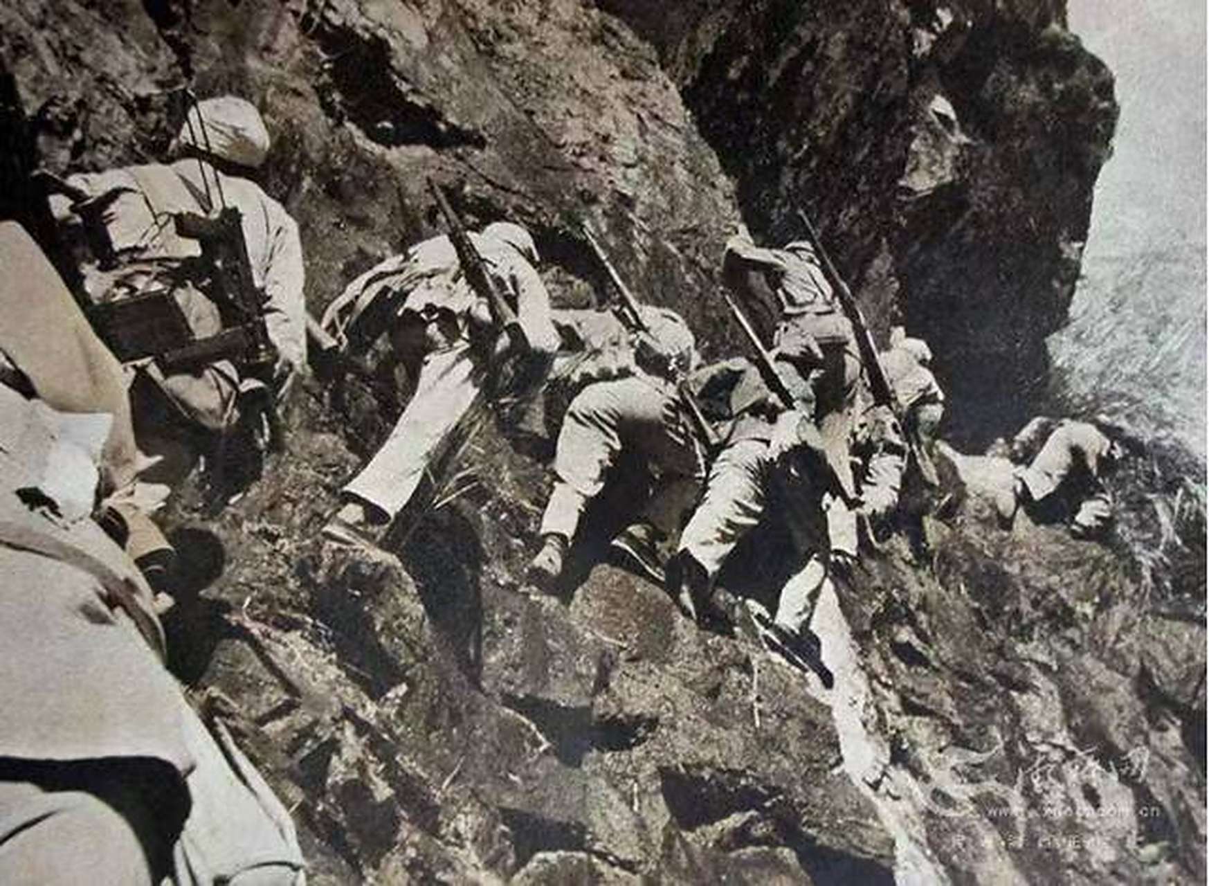 1950年,解放军深入广西大瑶山搜捕悍匪甘兢生.