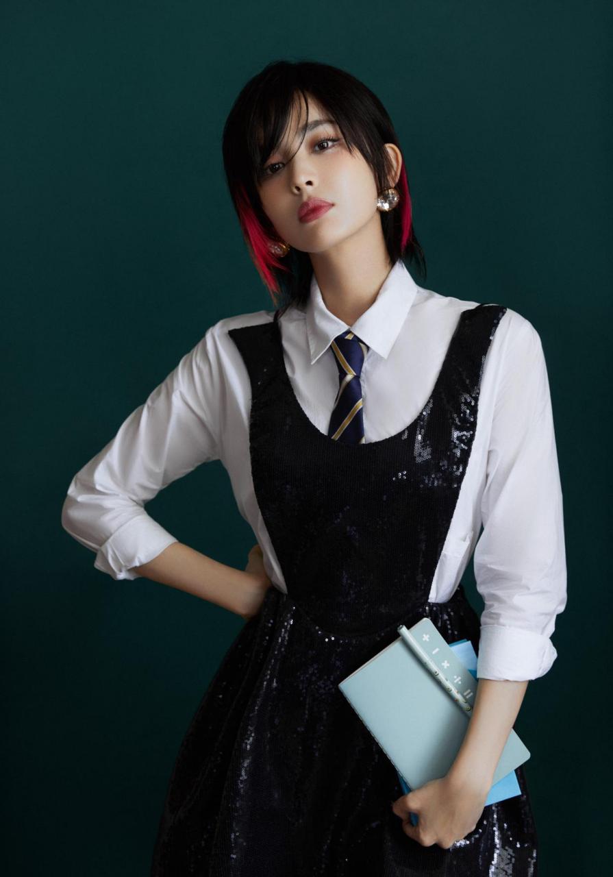 古力娜扎最新写真大片 白衬衫加粉色挑染发型又甜又飒