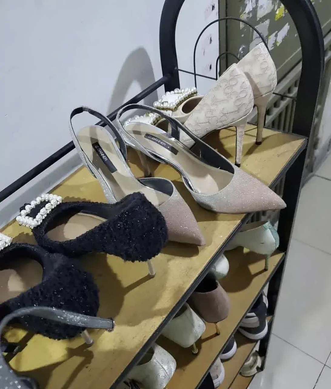 邻居的鞋子每天都留在楼道门口,怎么办?[微笑]