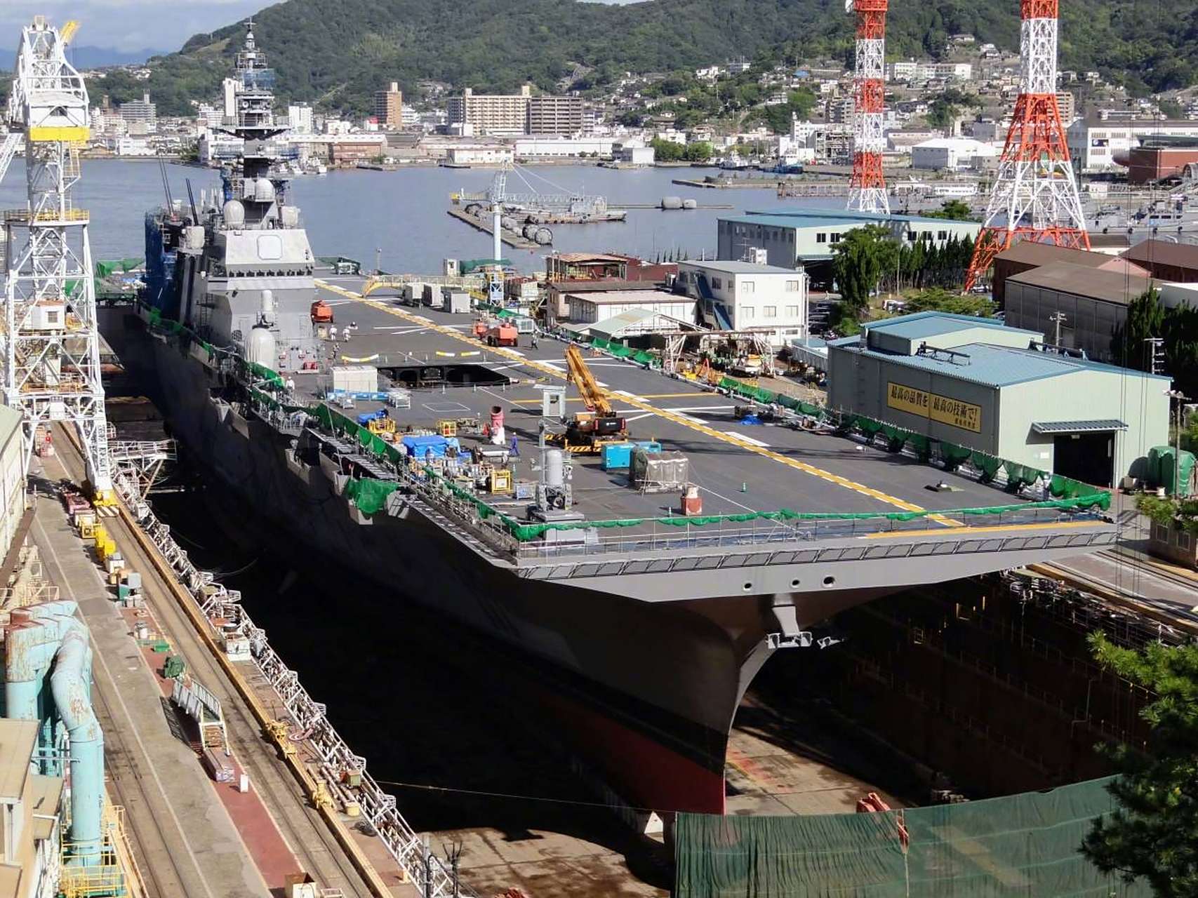 日本海上自卫队日向号航空母舰整备中,日向号航空母舰原来是一艘直升