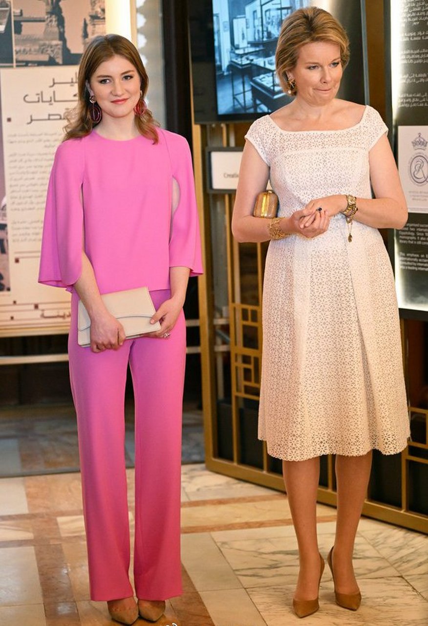 在儿子亨里克坚信礼上,丹麦二王妃玛丽穿了套桃红色的阿玛尼裤装,和