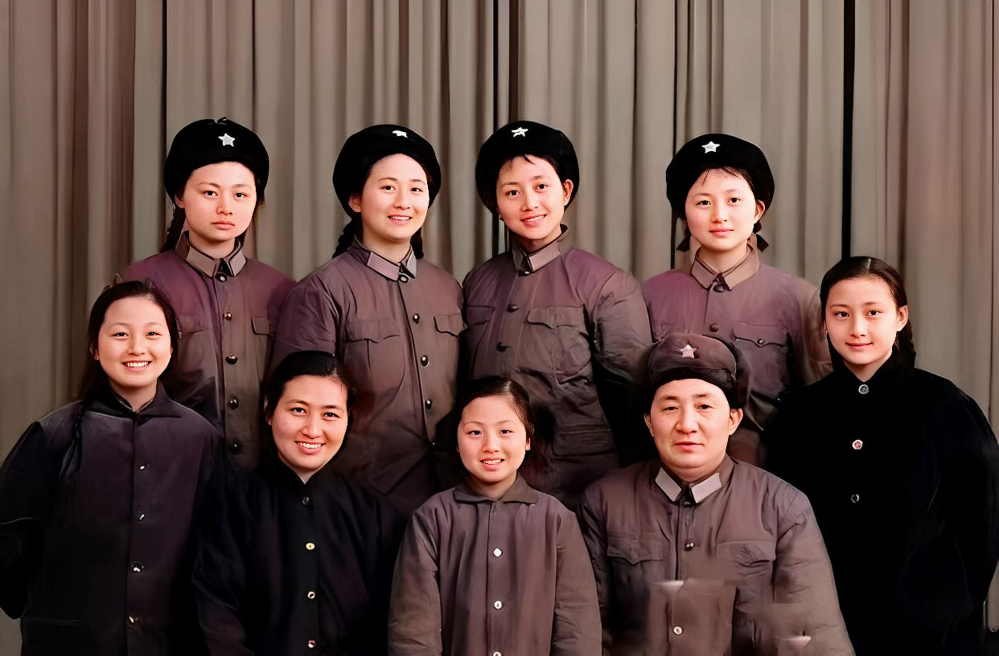 吴正荣将军有七个女儿,她们都穿着军装,举止英姿飒爽.