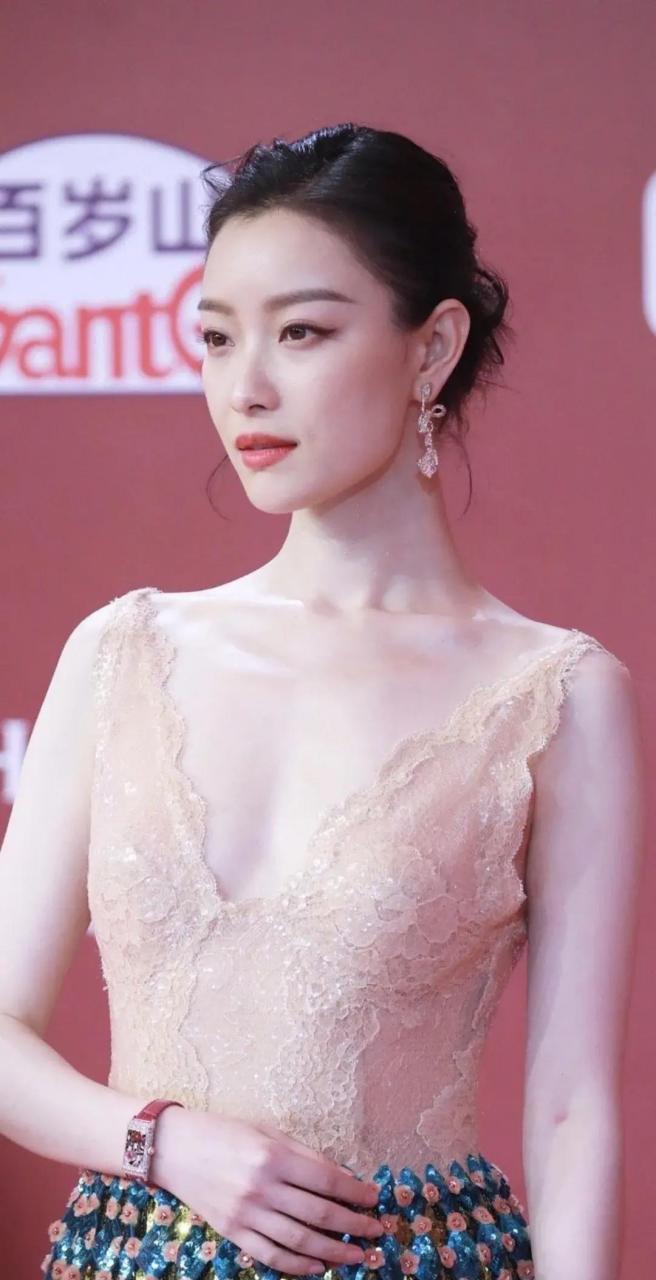 倪妮,身材,气质,颜值都是top的,没什么可说的.太美了