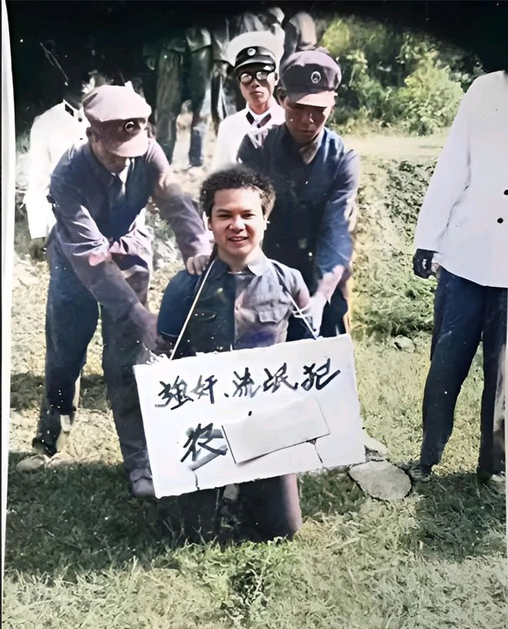 1983年严打期间,一位被公开宣判的死刑犯,画面中的他对着镜头竟然还