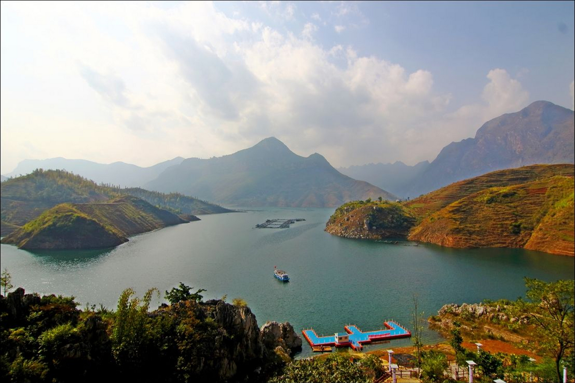 牂牁江景区:这里是一个神秘而神韵独特的世界,四周环绕着崇山峻岭