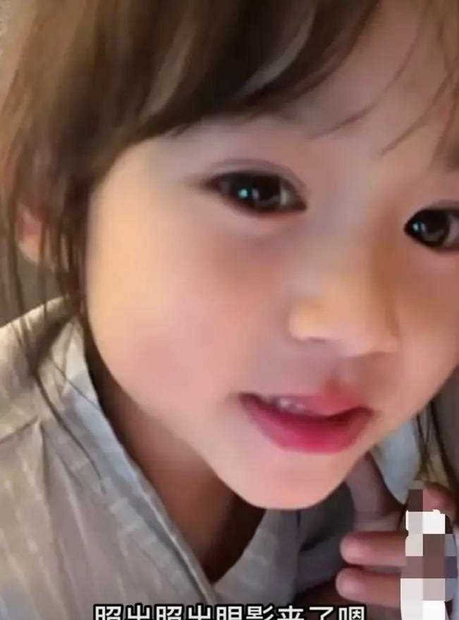 吴迪文静闺女九儿自己学会化妆了,还随身带了一个小镜子,吴迪关美颜给