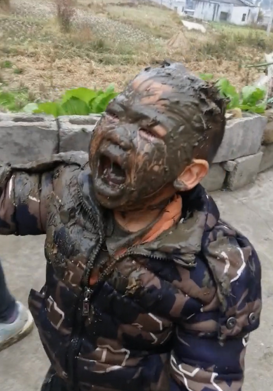 一位网友发了一段视频,记录了自己家孩子掉进坑里的画面,这一幕真是让