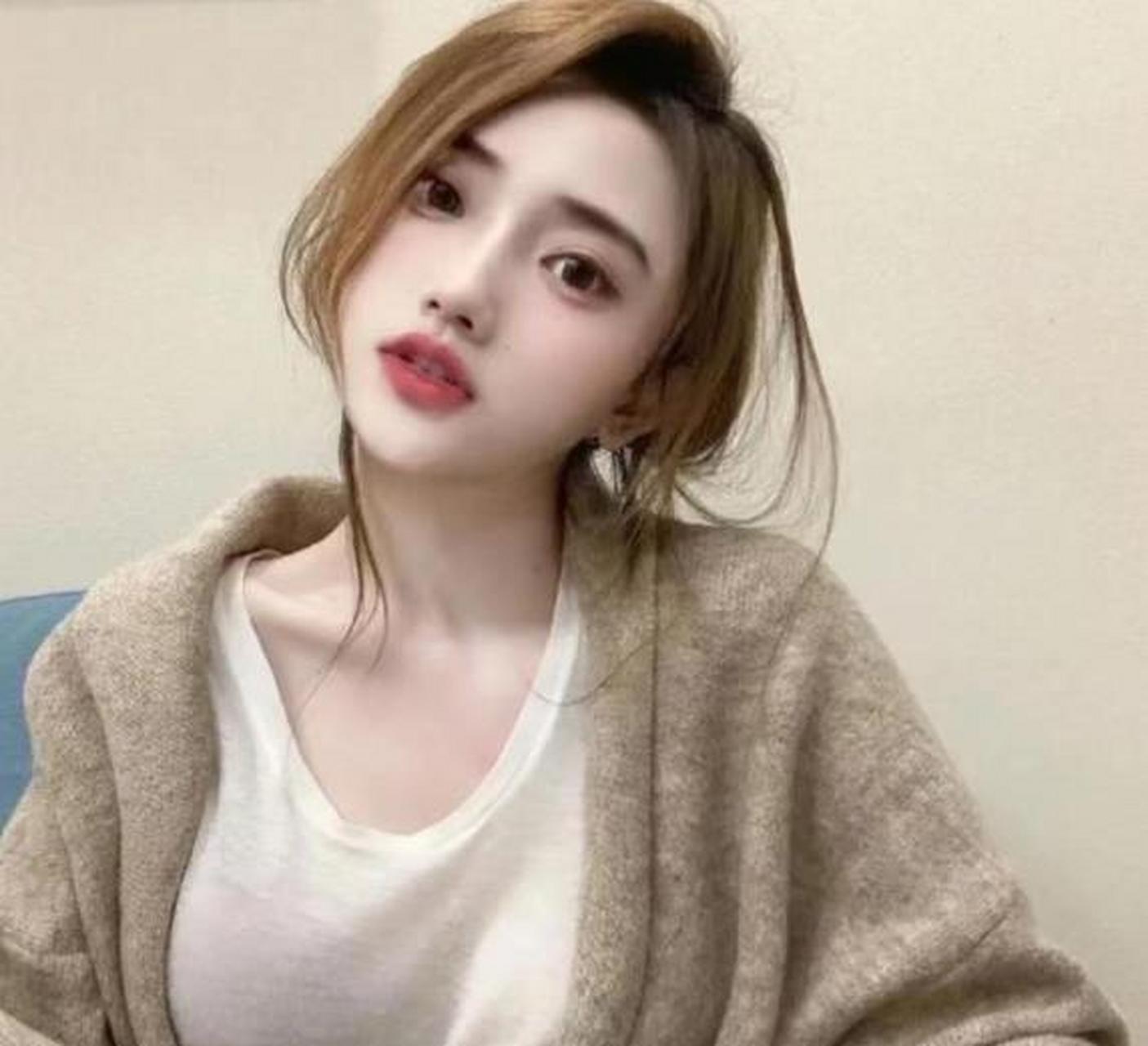 网恋一年的女朋友给我发了她的自拍.我找到宝藏了吗?