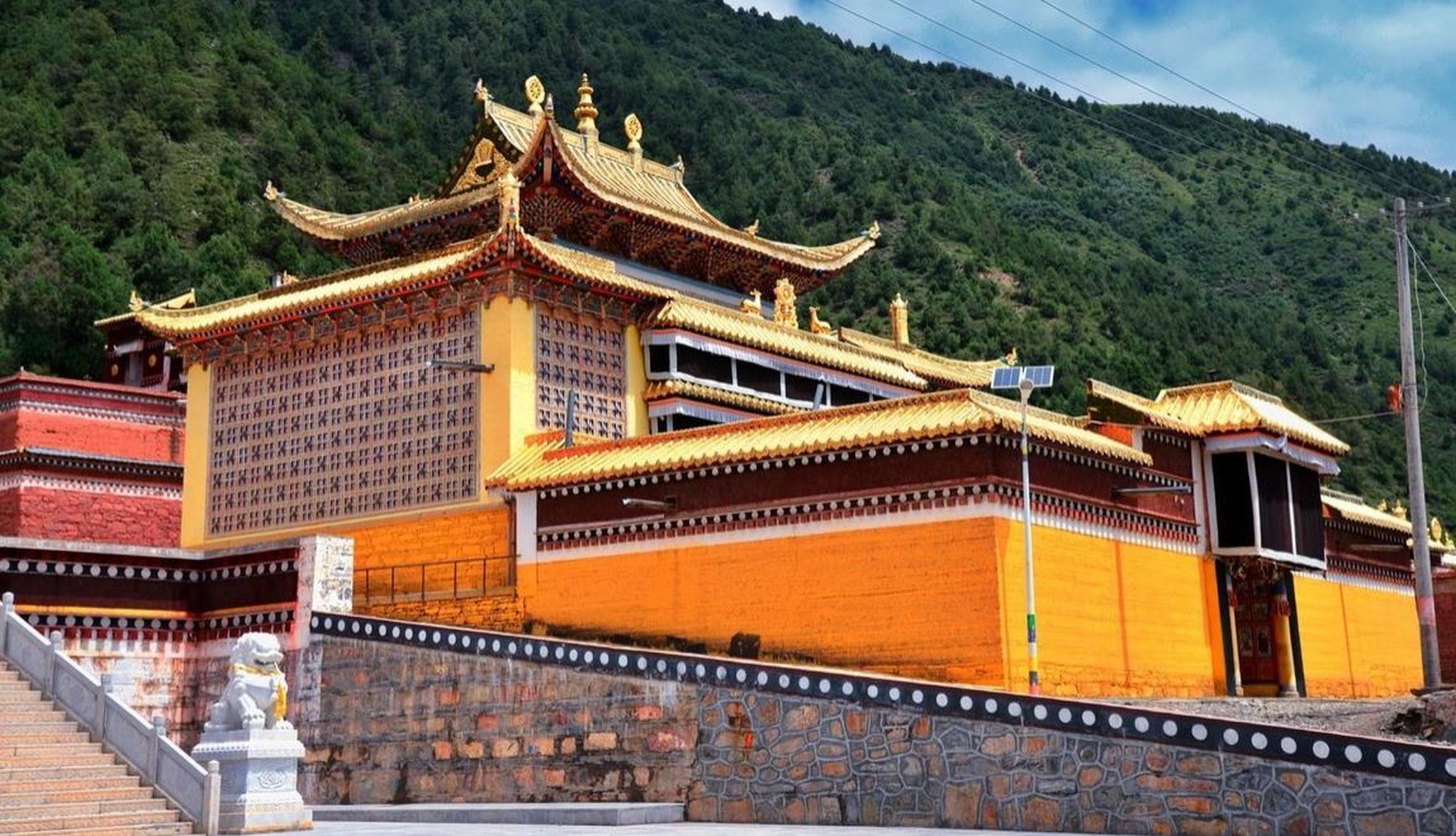 贡巴寺位于甘南卓尼县城刀告乡,藏语称噶丹扎西桑珠林,始建于一八
