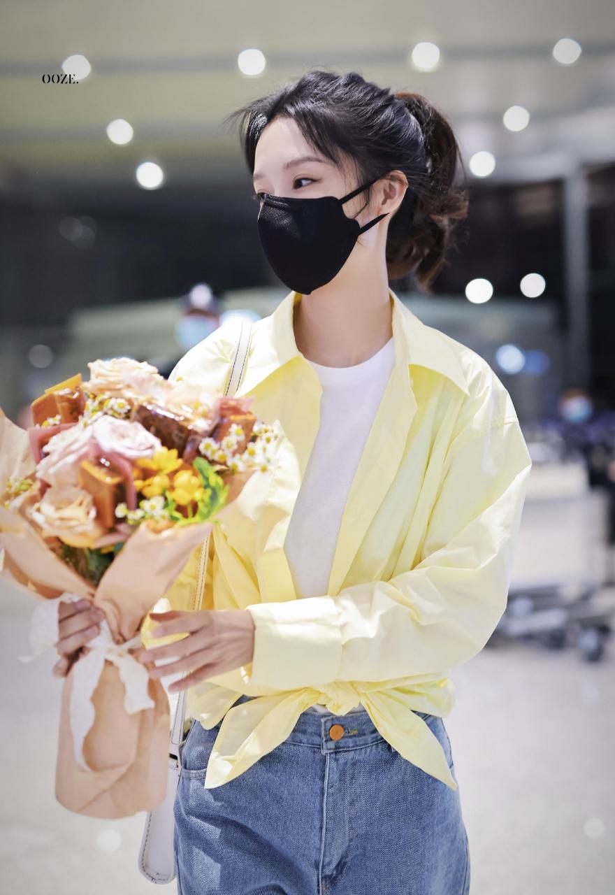 李沁机场街拍,鹅黄色的衬衫搭配阔腿牛仔裤,干练与休闲兼具,简约好看