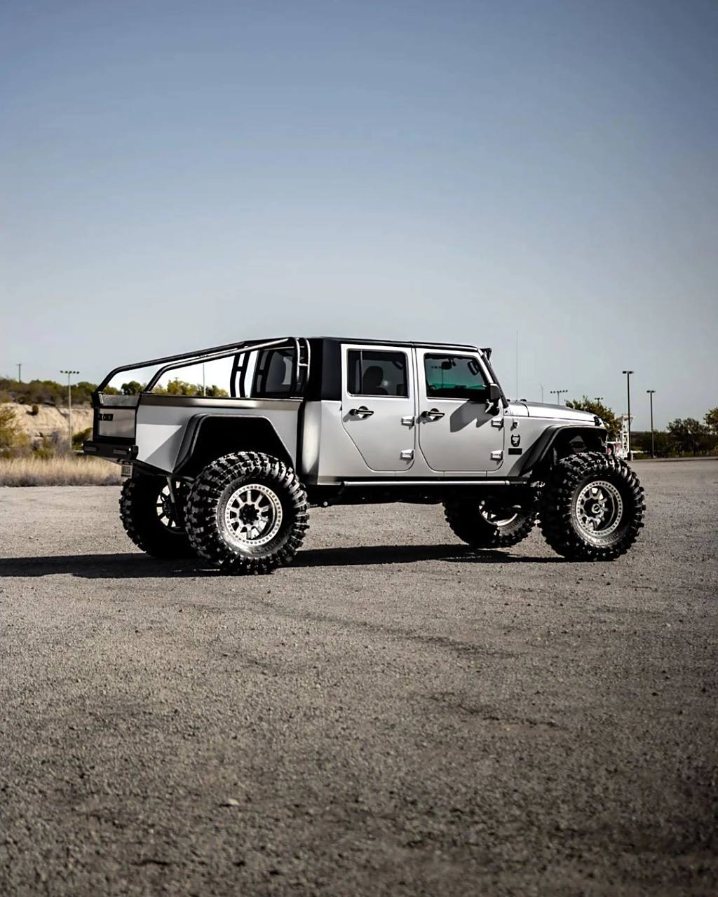 牧马人jk皮卡版 对于一辆硬派越野车来说 最好的姿态就是自由自在 在