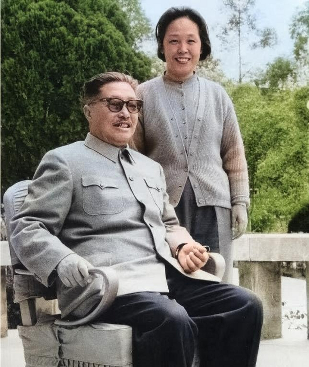 在解放初期,贺龙和他的妻子薛明在陕北延安山山拍摄张珍贵.