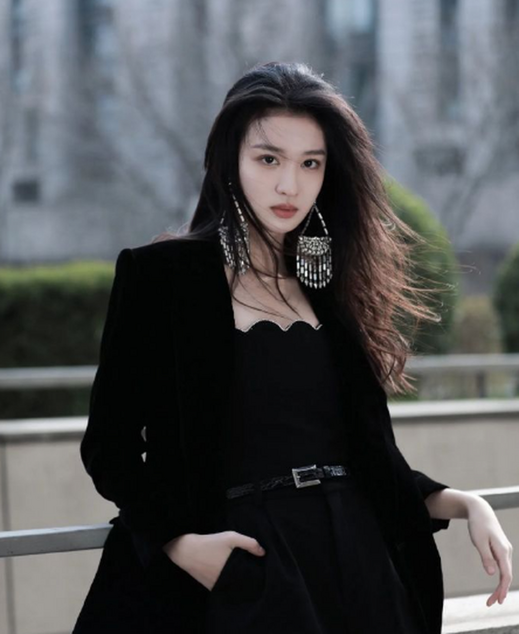 王楚然# 黑西服又酷又飒,超美哦!