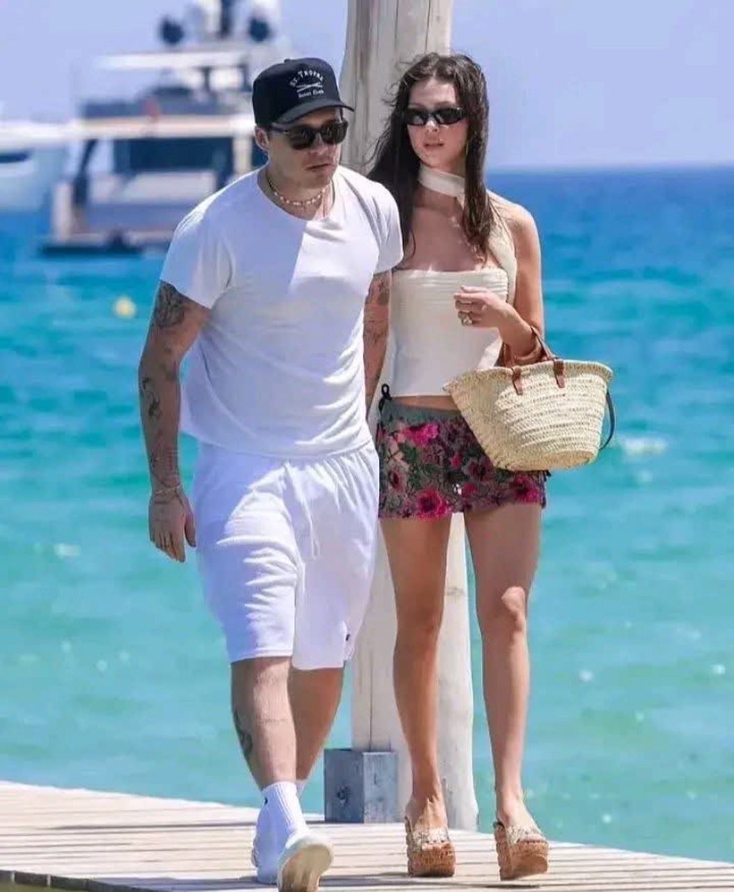 尼古拉·佩尔茨 (nicola peltz) 与丈夫布鲁克林 (brooklyn) 在圣特罗