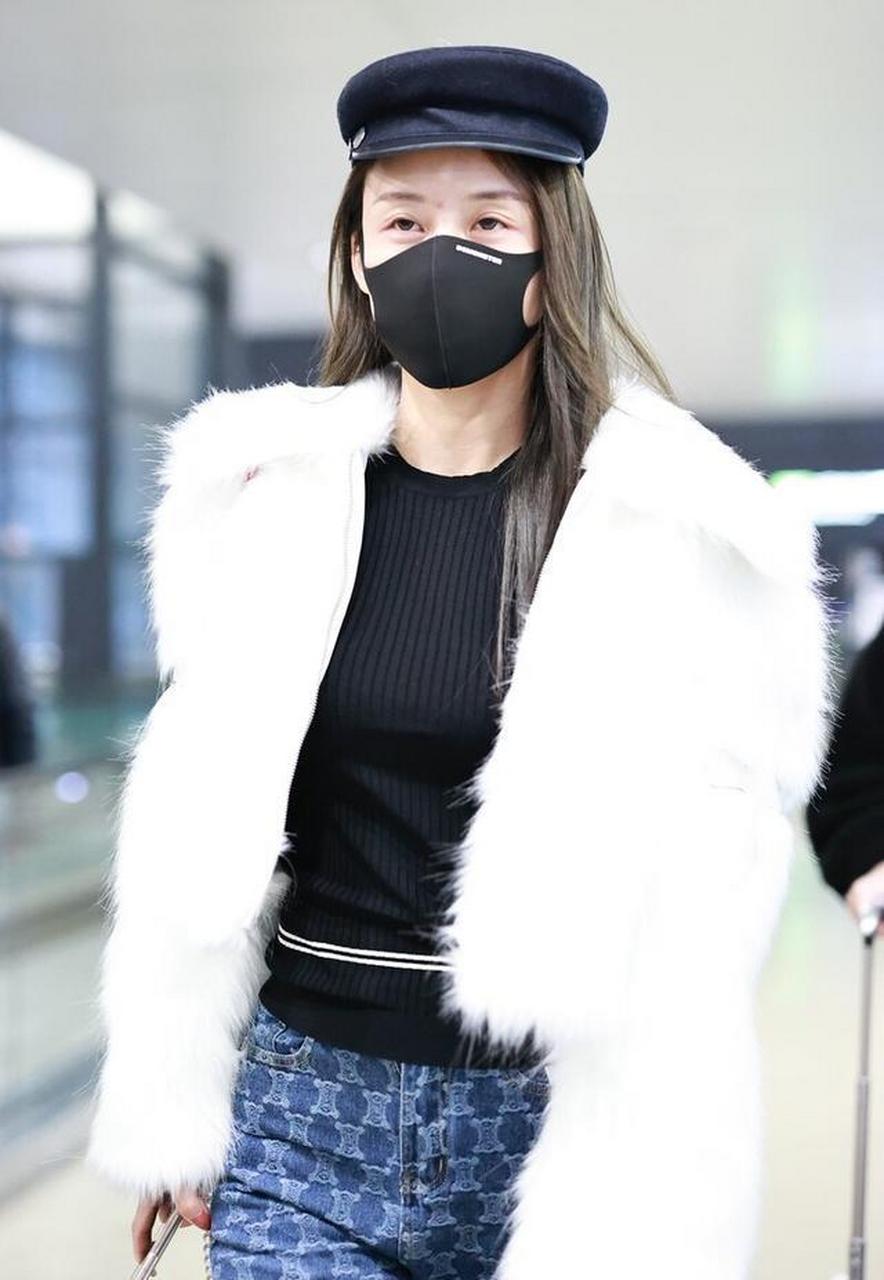 贾青白色皮草短外套搭配牛仔裤现身机场 头戴贝雷帽时尚感满满