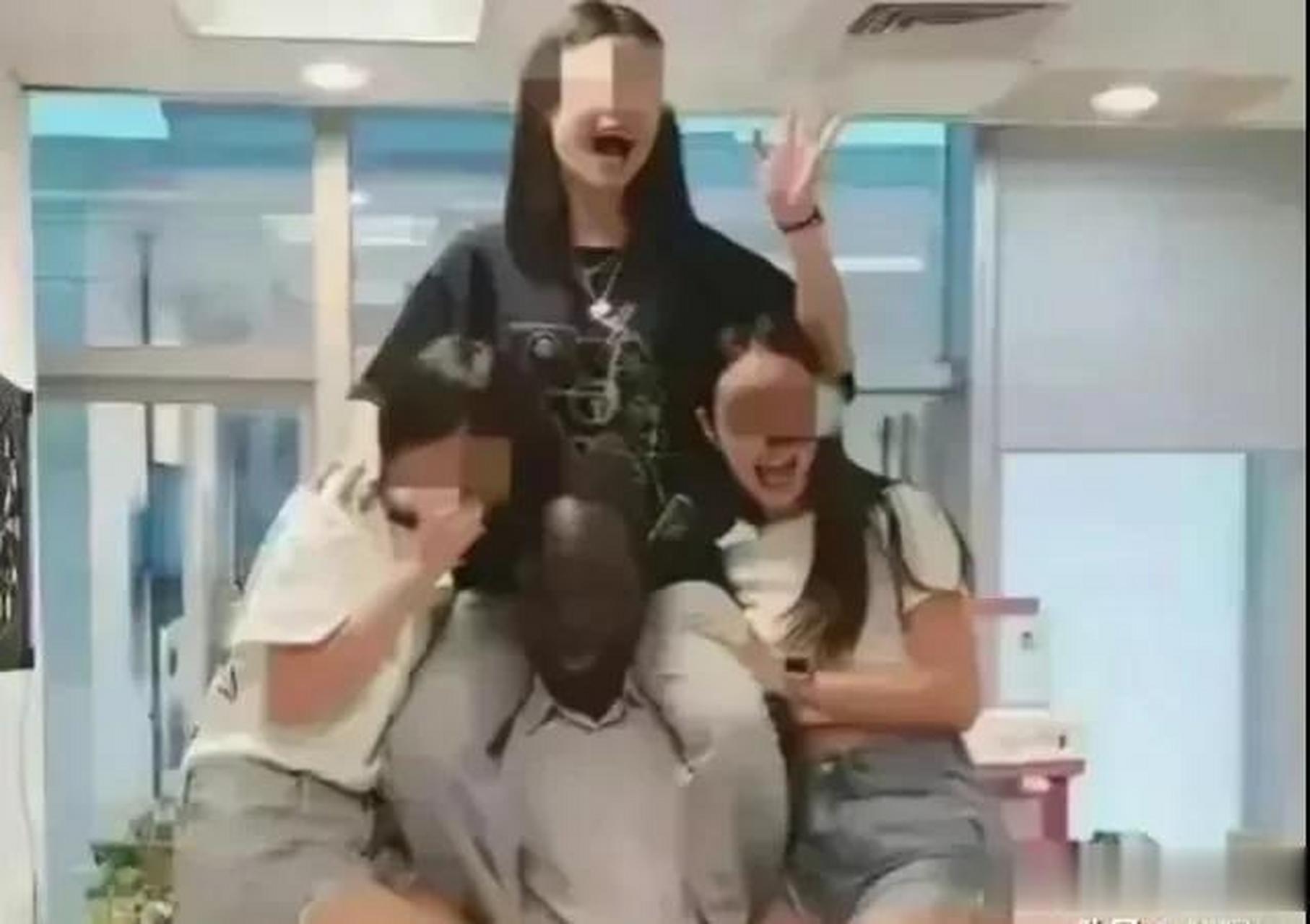 黑人留学生在网上,直接羞辱中国女性引发争议前不久,在山东的青岛,一