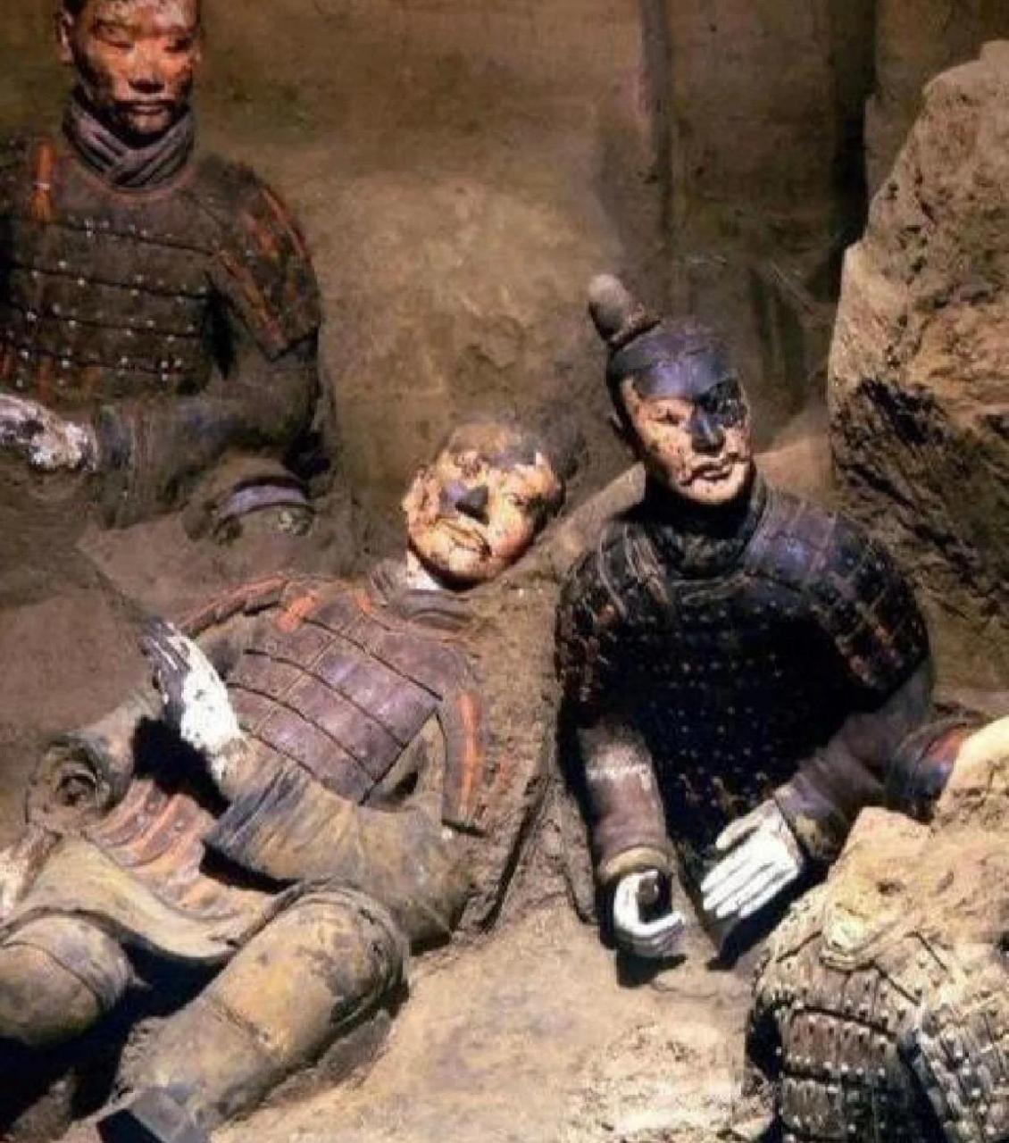 网友:这是兵马俑刚出土的样子,是有颜色的,惊叹古人的工艺.