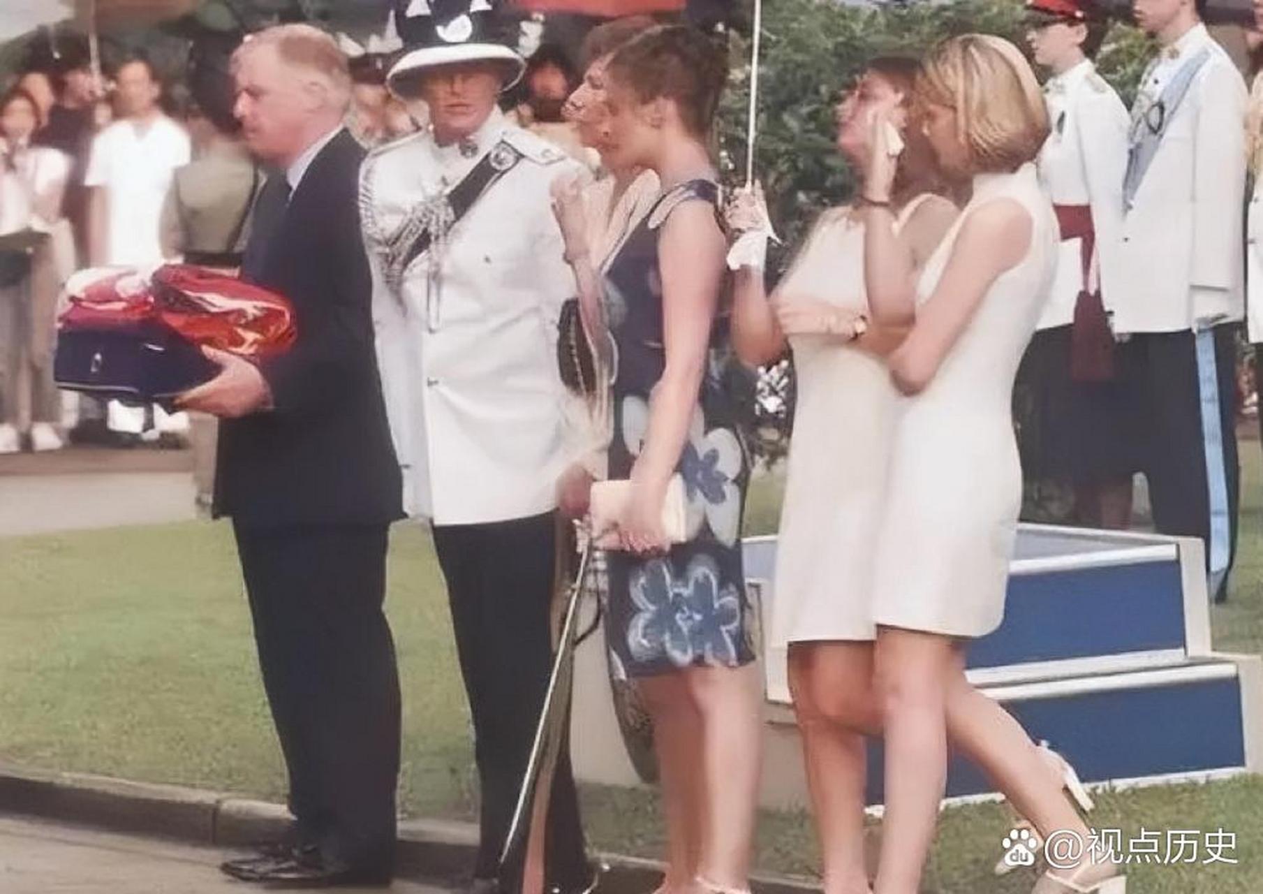 1997年,香港中环,彭定康和夫人林颖彤,三个女儿从港督府走了出来.镜头