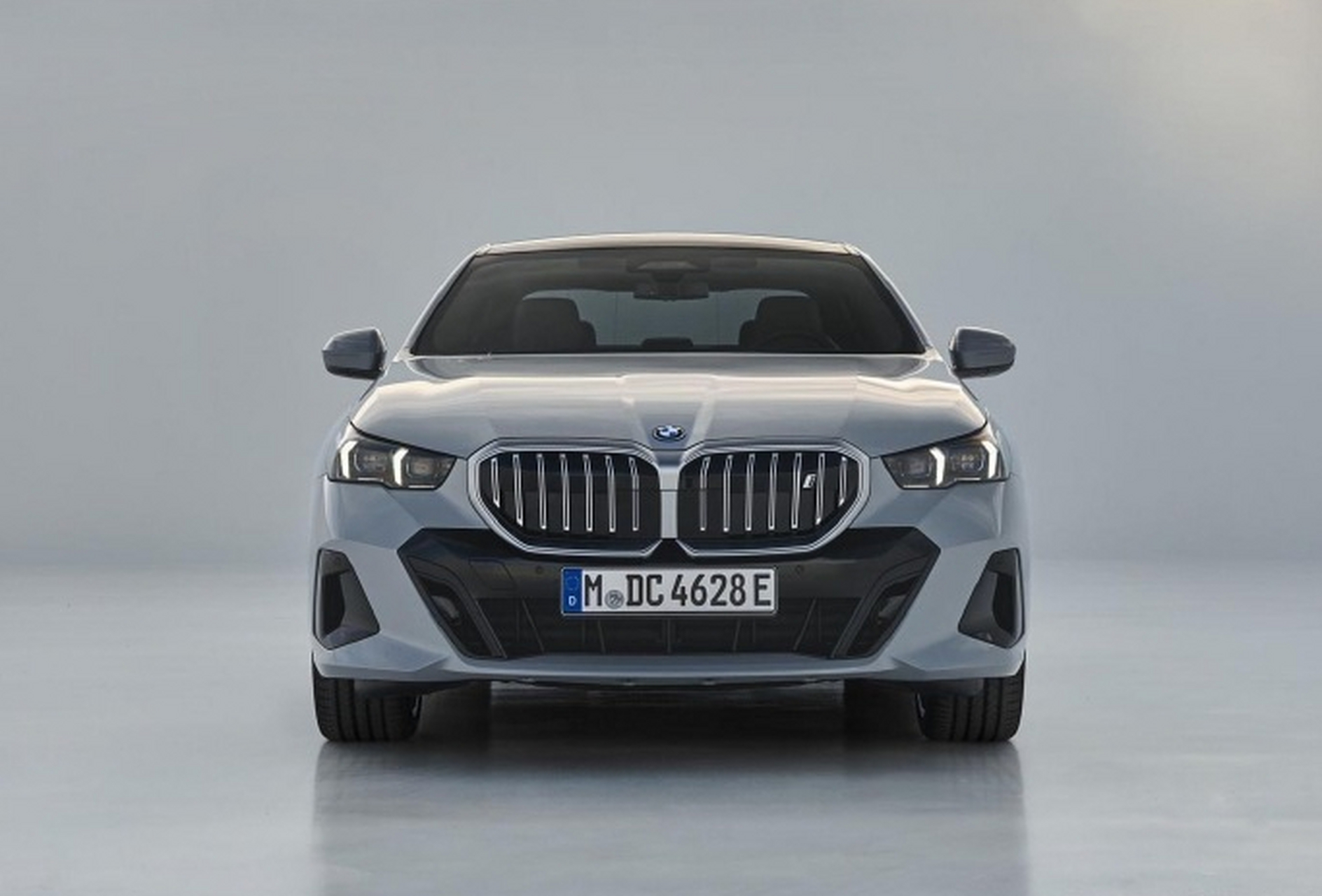 全新纯电动宝马i5全球首发 标准轴距尺寸5060x1900x1515,轴距2995[衰]