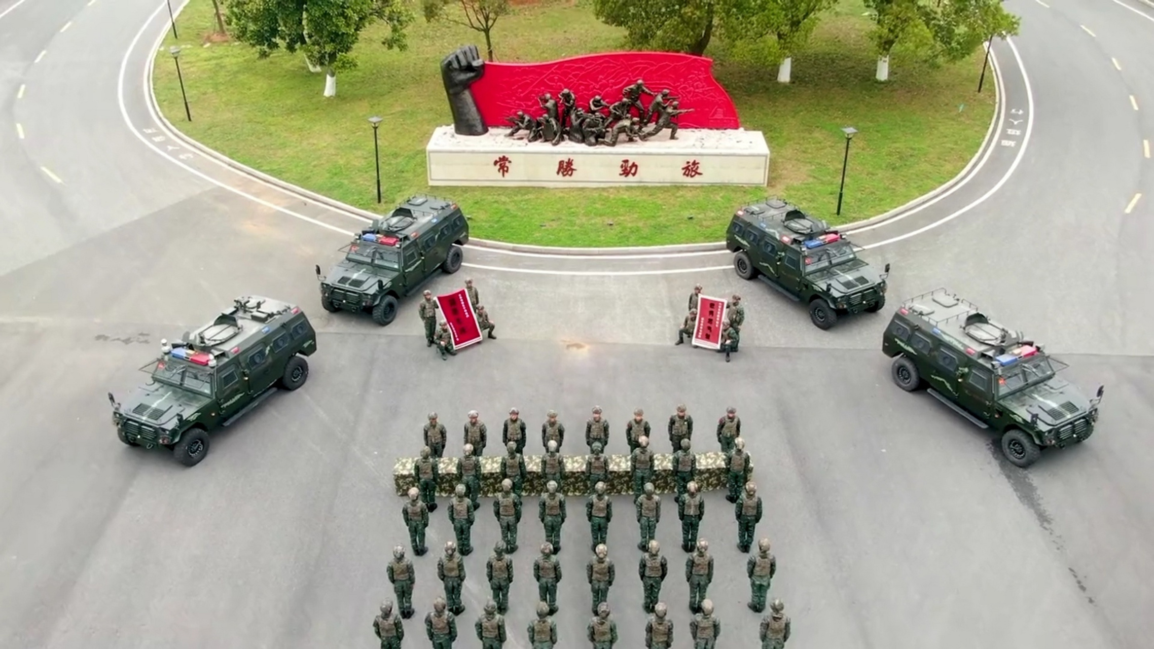武警第二机动总队新特战队员入队仪式,一起感受荣耀时刻!(人民武警)