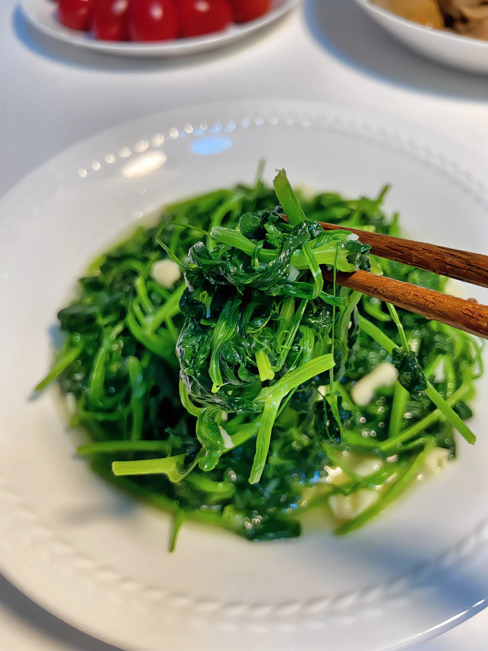 没有比蒜蓉清炒豌豆尖更快速简单的菜了吧 肉肉吃多了,特别想吃绿色的