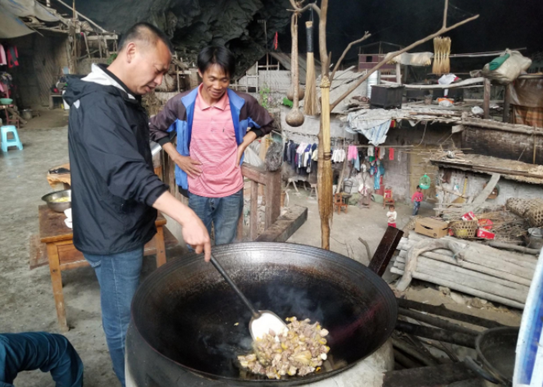 在贵州安顺紫云县格凸河畔水塘镇的大山半山腰里,有一个长215米,宽115