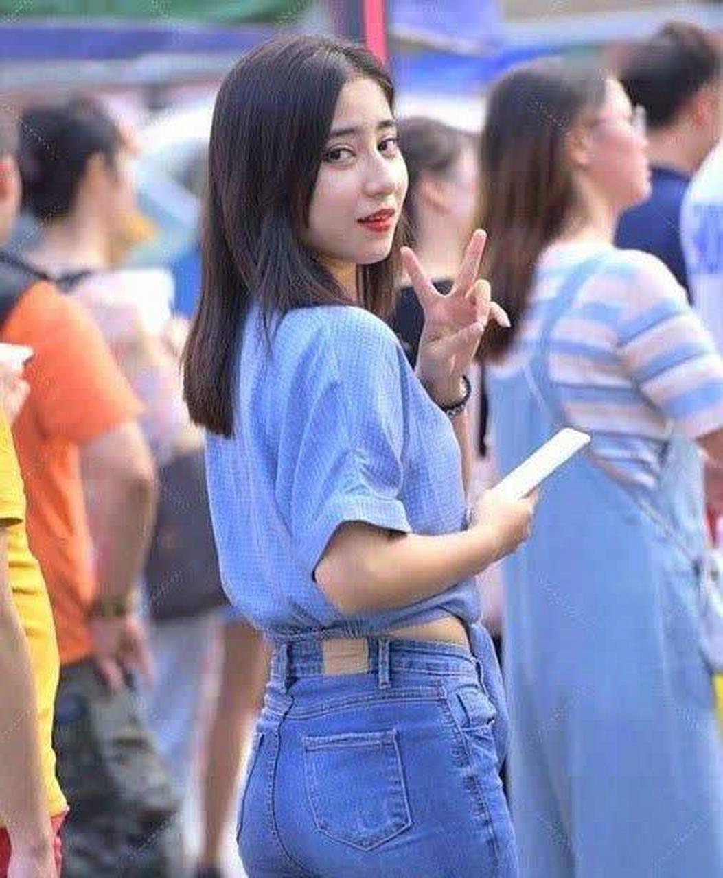 穿蓝色牛仔裤的美女,尽显时尚身姿,不知道她需要男朋友吗