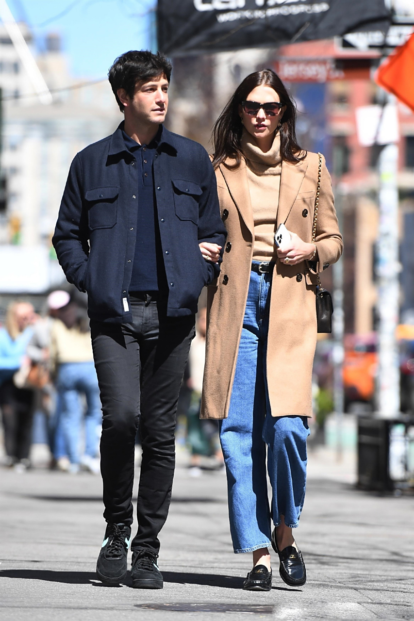 超模karlie kloss和丈夫joshua kushner在纽约外出的街拍!