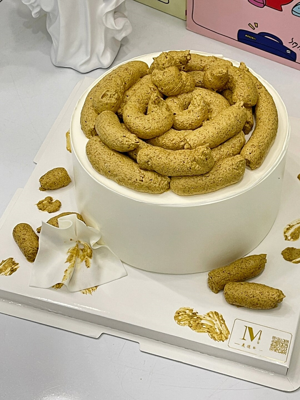 谨慎右滑  如果有人在我生日时送给我这样一个恶搞蛋糕,我确实可能会