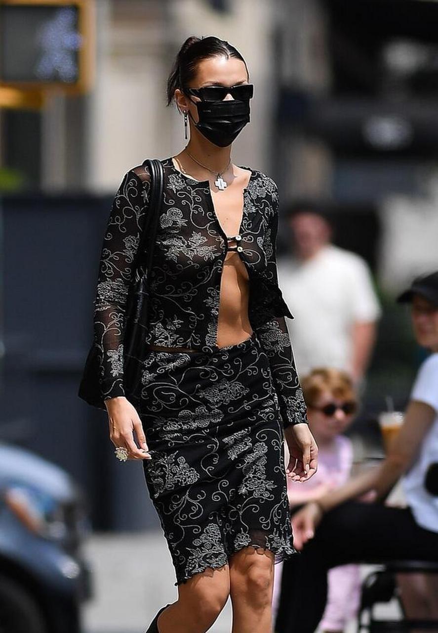 街拍:贝拉-哈迪德印花透视衫一粒扣 半身裙 中筒靴酷感帅气